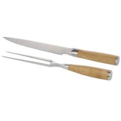 Couteau et fourchette à découper avec manches en bambou. Dimensions du couteau : 33,2 cm x 3,1 cm. Dimensions de la fourchette : 29,2 cm x 2,5 cm. Le bambou a été sourcé et produit selon des standards durables.