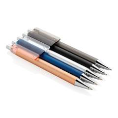 Ein neues anspruchsvolles Mitglied der X-Stift Familie. Bestechend durch seine Chrom-Elemente und das schicke Metall-Finish. Inklusive ca. 1200m blauschreibender deutscher Dokumental® Mine mit TC-Ball für ein sanftes Schreiben.