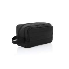 Gardez vos articles de toilette élégamment rangés et bien organisés lorsque vous êtes en déplacement. Avec un compartiment principal spacieux qui offre suffisamment d'espace pour ranger vos articles de toilette essentiels. Une poche frontale zippée offre un espace de rangement supplémentaire pour les petites nécessités. Avec le traceur AWARE™ qui valide l'utilisation authentique de matériaux recyclés. 2 % des recettes de chaque produit Aware™ vendu seront reversés à Water.org. Sans PVC.<br /><br />PVC free: true