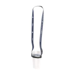 Solide lanyard en polyester RPET tissé résistant avec porte-gobelet universel en silicone (Ø 6 cm). Avec un marquage en couleur par sublimation des deux côtés du cordon. Un joli gadget lors des festivals et événements. De cette façon, vous gardez les mains libres et vous avez toujours votre propre gobelet réutilisable à portée de main. Fabriqué en Europe. La longe est fournie sans gobelet.