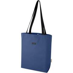 Sac shopping en toile recyclée certifiée GRS et doublure en RPET certifiée GRS. Ce sac shopping polyvalent dispose d'un compartiment rembourré pour ordinateur portable de 15" et de deux poches à l'intérieur pour un téléphone, un portefeuille ou des accessoires. Il dispose d'une fermeture à bouton facile pour l'ouverture et de poignées confortables en toile de coton. La plaque métallique décorative peut faire briller un logo grâce à sa finition subtile et mate.