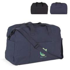 Sac de voyage en toile recyclée. La structure et l'effet délavé de la matière donnent au sac un aspect robuste. Le sac est entièrement doublé, il est livré avec une bandoulière réglable en coton et une base renforcée.