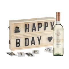Rackpack Wine Sign : coffret cadeau à vin et boîte à caractères en un produit ! Un coffret cadeau vin pour une bouteille de vin qui peut être transformé en boîte aux lettres avec deux rangées pour votre propre texte. Il contient 85 lettres, chiffres et symboles. Rackpack : un coffret vin en bois FSC avec une nouvelle seconde vie ! • 85 lettres et symboles inclus dimensions extérieures : 37 cm x 11 cm x 12 cm • y compris l'emballage • vin non inclus • convient pour une bouteille de vin • bois de pin durable certifié FSC de 8 à 10 mm • vin non inclus. Chaque article est fourni dans une boite individuelle en papier kraft marron.
