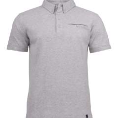 Poloshirt met zijsplittten, zijpanelen in Jaquard en kraag in glad breisel. De herenversie heeft een button­down, borstzakje met knoopje en een vierknoopsluiting. De damesvariant heeft een volledigknopenpad aan de voorzijde. De stof is nabehandeld met een enzyme wash, waardoor het materiaal voorgekrompen is en zacht aanvoelt.