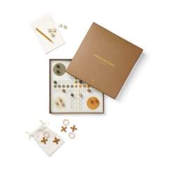 Coffret de jeux - l'expérience de jeu 3 en 1. Comprend trois jeux classiques : le jeu Yacht, Ludo et Tic-Tac-Toe, tous élégamment emballés dans une boîte. Que vous cherchiez à passer du temps de qualité en famille ou à recevoir des amis, cette collection est parfaite pour une soirée amusante. Préparez-vous pour des heures de divertissement et de compétition amicale avec la boîte de collection de jeux !