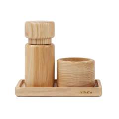 Retro-Salz- und Pfefferset im klassischen skandinavischen Design, hergestellt aus FSC-zertifiziertem Eschenholz. Die Pfeffermühle verfügt über ein verstellbares Keramikmahlwerk für präzises Mahlen, so dass Sie ganz einfach zwischen grobem und feinem Pfeffer wechseln können, je nach Geschmack. Das Set enthält ein praktisches Tablett zum Auffangen von Salz- und Pfefferkörnern. Mit seinem zeitlosen skandinavischen Design verleiht dieses Set jedem Ambiente Raffinesse, ob zu Hause oder in einem Restaurant.