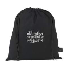 Sac cadeau en coton recyclé (150 g/m²). Avec cordons de serrage en polyester recyclé et coton recyclé. Original comme emballage cadeau et adapté au rangement d'objets. Certifié GRS. Matière recyclée totale : 100%. Capacité env. 1,5 litre.