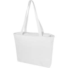 Grâce à sa grande capacité, le sac shopping recyclé Weekender est parfait pour les petites escapades. Le sac shopping est doté d'une fermeture à glissière sur toute sa longueur, ce qui permet de protéger les objets à l'intérieur. Le compartiment principal contient également une petite poche zippée pour les petits objets. Le sac shopping incorpore la technologie Cyclo® qui utilise des déchets pré-triés qui déterminent la couleur du fil. Ces fibres ne se contentent pas de réduire la demande en ressources vierges, elles témoignent également d'un engagement en faveur d'une vie circulaire, incarnant l'essence même de la réduction des déchets et de la promotion d'un système en boucle fermée. Chaque sac est également accompagné d'un traceur Aware™. Cette fonction innovante permet aux utilisateurs de retracer l'origine et le parcours de leur article au moyen d'un code QR, ce qui accroît la transparence de la chaîne d'approvisionnement et favorise un lien plus étroit entre le produit et son processus de production.