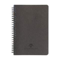 WoW! Carnet A5 avec une couverture en marc de café qui sent même le café ! Le marc de café qui reste après l'infusion est utilisé pour créer ce produit. Le marc de café est un matériau organique et est naturellement biodégradable. Ce carnet se prête parfaitement à la prise de notes lors de conversations importantes et d'intuitions brillantes. Grâce à la reliure wire-o très pratique, les pages peuvent être tournées complètement. Il est ainsi plus facile d'écrire sans que le carnet ne se referme constamment. Les 80 feuilles / 160 pages de papier ligné (80 g/m²) de ce carnet sont 100% recyclées.