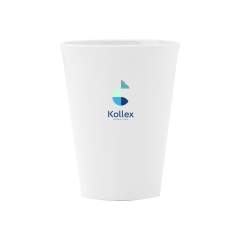 WoW! Ce gobelet réutilisable est fabriqué à partir des déchets de la plante de canne à sucre. La tasse convient aux boissons chaudes jusqu'à 120°C. Passe au lave-vaisselle jusqu'a 70°C. Le lavage à la main est recommandé pour préserver l’impression. Capacité 200 ml.    Après la récolte, les racines de la plante de canne à sucre restent dans le sol. Les tiges et les feuilles sont transformées en un résidu utilisé pour fabriquer du bioplastique. Une plante de canne à sucre extrait le CO2 de l'air pendant sa croissance et peut vivre jusqu'à 10 ans.