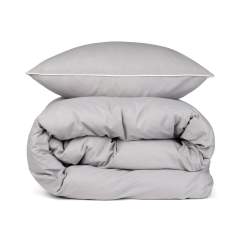 This elegant set features a solid colour design with piping detail in contrasting colour along the edges, adding a touch of sophistication to your bedding ensemble. Complete with two pillowcases (50x60 cm) and two duvet covers (150x210 cm), it ensures a coordinated and chic look for your bed. This bedding set is only available in Swedish standard sizes. As bedding sizes can vary across Europe, we recommend checking the measurements to ensure a proper fit. The Organic Content Standard (OCS) verifies organically grown material and tracks it from source to final product. This product contains 98% OCS certified organic cotton.