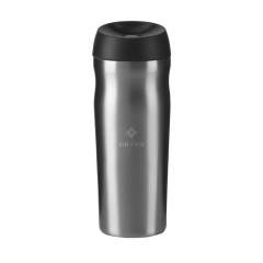 WoW! Dubbelwandige, lekvrije thermosbeker van gerecycled RVS, met schroefdop. Met slechts één druk op de knop opent en sluit de drinkopening zich. Niet vaatwasserbestendig. RCS-gecertificeerd. Totaal gerecycled materiaal: 84%. Inhoud 450 ml.     RVS kan vele malen gerecycled worden terwijl de kwaliteit van het materiaal grotendeels behouden blijft. Door het gebruik van gerecycled RVS worden minder nieuwe grondstoffen gebruikt. Dit betekent minder energieverbruik en minder gebruik van water. Per stuk in kraft doos.