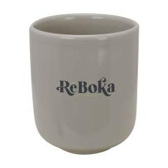 Grote, stoere mok zonder oor. Van hoogwaardig keramiek. De praktische mok heeft een tijdloos design in een halfmatte uitvoering en ligt prettig in de hand. Vaatwasserbestendig. Inhoud 350 ml. De opdruk is vaatwasmachine getest en gecertificeerd: EN 12875-2. Per stuk in kraft doos.