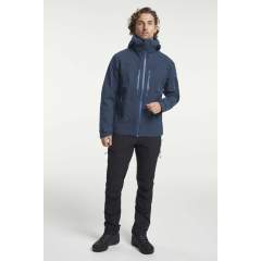 De TXlite Shell Jacket is een wind- en waterdicht 2,5-laags shelljack gemaakt van een comfortabele stretchstof en uitgerust met Tensons gepatenteerde MPC Extreme-membraantechnologie (WP 10.000 mm/MP 10.000 g/m2/24u), waardoor deze jas waterdicht en uitzonderlijk ademend is. Dankzij de MPC Extreme-technologie plus getapete naden en waterafstotende ritsen kun je urenlang buiten in de stromende regen actief blijven terwijl je je toch droog en comfortabel voelt. De eigenschappen omvatten een verstelbare zoom, gearticuleerde mouwen, ventilatie onder de armen, waterafstotende ritsen, praktische zakken en nog veel meer. Wordt geleverd in een PFC-vrije waterafstotende afwerking.