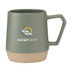 Mug avec anse, fabriqué en céramique de haute qualité et 5% de céramique recyclée. L'intérieur est recouverts d'une finition brillante. La partie inférieure de la tasse n'est pas émaillée et montre la céramique naturelle non traitée. Les variations naturelles de l'argile confèrent à ce mug un caractère unique. Passe au lave-vaisselle. Capacité 330 ml. NOTE : Le mug blanc ne peut pas être doté d'une gravure laser car elle n'est pas suffisamment visible.    Les mugs en céramique recyclée sont fabriqués en mélangeant des matières premières avec des fragments de mugs cassés ou inutilisables collectés dans la même usine. Ces composants mis au rebut sont finement broyés en poudre puis mélangés à des matières de base telles que le kaolin et le quartz avant d'être transformés en de nouveaux produits en céramique. Le produit final est généralement constitué de 5 à 10% de céramique recyclée pour garantir une qualité optimale. L'utilisation de céramiques recyclées favorise l'économie circulaire et réduit le besoin de nouvelles matières premières.