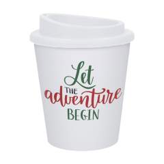 Mug à emporter en plastique à double paroi. Modèle pratique muni d'un couvercle à vis avec une ouverture pour boire. S'insère dans le porte-boissons standard des voitures, mug pratique pour les déplacements. Réutilisable et convenient pour la nourriture. Ne passe pas au lave-vaisselle. Capacité 250 ml. Fabriqué en Allemagne.