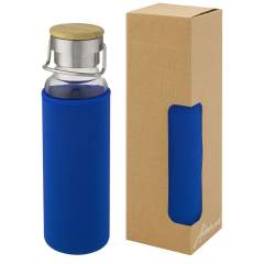 Enkelwandige fles van borosilicaatglas met beschermhoes van neopreen. Voorzien van een schroefdop met bamboetop, evenals een handvat voor gemakkelijk dragen. De fles is gemaakt van 100% duurzaam borosilicaatglas dat de versheid van de drank behoudt en ze bevat geen schadelijke chemicaliën. BPA-vrij, getest en goedgekeurd volgens de Duitse voedselveiligheidswetgeving (LFGB). Getest en goedgekeurd voor ftalaten volgens de REACH-regelgeving. De gebruikte bamboe is van duurzame, milieuvriendelijke, maatschappelijk verantwoorde bronnen. De inhoud is 660 ml. Door de neopreen hoes en het deksel te verwijderen is de fles vaatwasmachinebestendig. Geleverd  in een gerecycled kartonnen geschenkverpakking.