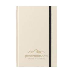 WoW! Exclusief notitieboek in A5-formaat, gemaakt van het gerecycled afval van de suikerrietplant. Met hardcover, 80 vel/160 pagina's gelinieerd papier (100 g/m²) en sluitelastiek. De cover en het papier zijn FSC® gecertificeerd. Het papier, waarin kleine vezels zichtbaar zijn, heeft een mooie lichtbruine kleur. Dit benadrukt het gebruik van natuurlijke materialen. Na de oogst van de suikerrietplant blijven de wortels van de plant in de grond en worden de stengels en bladeren verwerkt tot een residu dat gebruikt wordt voor het maken van papier. Een suikerrietplant haalt tijdens de groei CO2 uit de lucht en kan wel tot 10 jaar oud worden.
