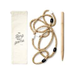 Un jeu de plein air qui fonctionne aussi bien sur la plage qu'au parc, emballé dans un sac en toile avec dos en maille qui le rend facile à transporter. Le jeu consiste à lancer des cordes en forme de cercles sur un bâton que vous fixez simplement au sol. Les différentes tailles des anneaux donnent différentes quantités de points. Un manuel d'instruction complet est inclus.