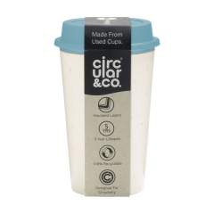 Tasse à café réutilisable à double paroi, en forme de cicuit, avec couvercle, de Circular&Co. La couche isolante extérieure de ce mug est constituée de tasses à café à usage unique usagées. La paroi intérieure et le couvercle avec un trou pour boire sont en PP. La tasse Now Cup est isolée, ce qui permet de garder vos mains au frais et votre café ou thé chaud. Sans danger pour les aliments et étanche. 100% recyclable. Passe au lave-vaisselle. Le lavage à la main est recommandé pour préserver l’impression. Capacité 340 ml. Fabriqué au Royaume-Uni.      INFORMATIONS SUPPLÉMENTAIRES : Avec une commande minimum de 5 000 pièces, le couvercle de ce produit est disponible dans n'importe quelle couleur PMS. De cette façon, vous créez une correspondance parfaite entre le produit et l'impression.