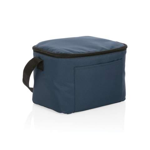 Kein Greenwashing! Erzählen Sie die wahre Geschichte über Nachhaltigkeit! Diese 300D RPET Kühltasche wurde mit AWARE™ Tracer versetzt. Mit AWARE™ wird die Verwendung von echten recycelten Gewebematerialien sowie die Angaben zur Wasserreduzierung durch disruptive physische Tracer und Blockchain-Technologie garantiert. Sparen Sie Wasser und verwenden Sie echte recycelte Stoffe. Mit dieser Kühltasche sparen Sie bereits 2,32 Liter Wasser, hergestellt wurde sie aus 3,9 PET Flaschen ( 500ml). Die Tasche fasst 6 Dosen, hat eine Vortasche sowie einen Tragegriff. Weiterhin werden 2% des Erlöses jedes verkauften Impact-Produkts an Water.org gespendet. Die Wassereinsparungen basieren auf Zahlen im Vergleich zu herkömmlichen Fasern. Diese berechnete Angabe basiert auf zuverlässigen Ökobilanzdaten, die von Textile Exchange in ihren Material Snapshots 2016 veröffentlicht wurden.