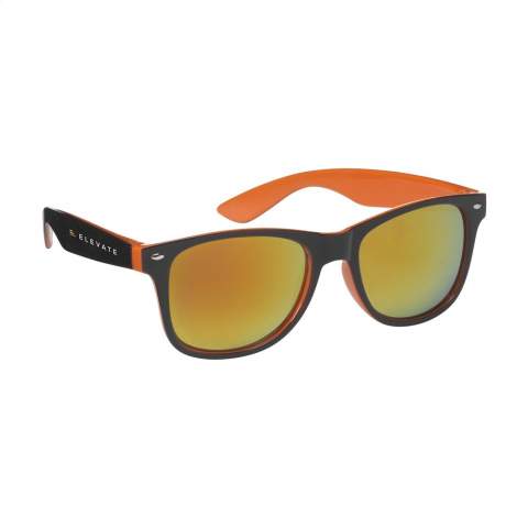 Striking sunglasses with mirrored lenses. Two colour come together in the frame, The colour of the glass matches perfectly with the colour in the frame. With UV 400 protection (according to European standards).
