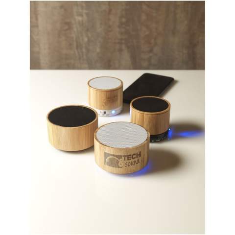 De Cosmos bamboe Bluetooth®-luidspreker trekt zeker de aandacht! De behuizing van de luidspreker is gemaakt van echt bamboe en met een vermogen van 3 W produceert hij een kristalhelder geluid met een afspeeltijd van ongeveer 2,5 uur op maximaal volume. De speaker heeft een FM-radiotuner, een SD-kaartingang en een USB ingang. Ingebouwde muziekbediening en een microfoon voor handsfree bediening. Bluetooth® 5.1 met een werkbereik van 10 meter.
