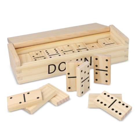 Jouez aux dominos avec ce jeu de dominos en bois de InSideOut. Pouvez-vous relier les mêmes chiffres ? Après avoir joué, les pierres peuvent être rangées dans la boîte en bois avec couvercle à charnière incluse, qui peut être ornée d'un logo. Le jeu se compose de 28 dominos en bois.
