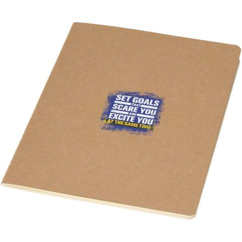 Das Slyk A5-Notizbuch verfügt über ein minimalistisches Cover aus Kraftkarton mit abgerundeten Ecken und sichtbarer Fadenheftung für eine handgearbeitete Note. Es enthält 32 cremefarbene, linierte Seiten aus 70 g/m² Papier. Dank des kompakten A5-Formats ist es ideal für Notizen unterwegs und passt in die meisten Taschen. Auch gepunktet oder im Planer-Layout erhältlich.
