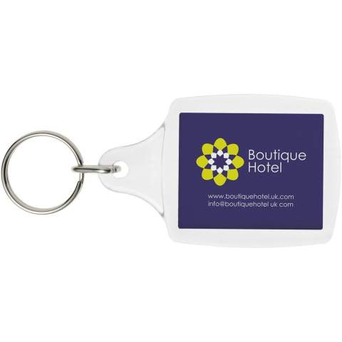 Doorzichtige A5 sleutelhanger met metalen sleutelring. Er past een papieren inzetstuk of pasfoto in. Afmetingen van het te bedrukken inzetstuk: 4,5 cm x 3,5 cm.