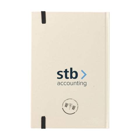 WoW! Exclusief notitieboek in A5-formaat, gemaakt van het gerecycled afval van de suikerrietplant. Met hardcover, 80 vel/160 pagina's gelinieerd papier (100 g/m²) en sluitelastiek. De cover en het papier zijn FSC® gecertificeerd. Het papier, waarin kleine vezels zichtbaar zijn, heeft een mooie lichtbruine kleur. Dit benadrukt het gebruik van natuurlijke materialen. Na de oogst van de suikerrietplant blijven de wortels van de plant in de grond en worden de stengels en bladeren verwerkt tot een residu dat gebruikt wordt voor het maken van papier. Een suikerrietplant haalt tijdens de groei CO2 uit de lucht en kan wel tot 10 jaar oud worden.