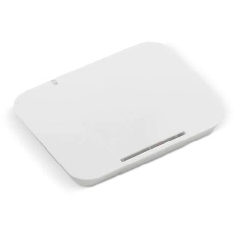 Cette station de recharge sans fil 5W peut être utilisée comme support ou comme support de téléphone. Connectez le tapis à une alimentation et rechargez votre téléphone facilement sans utiliser de câble. Le produit a une finition douce et il est possible de faire un marquage digital.