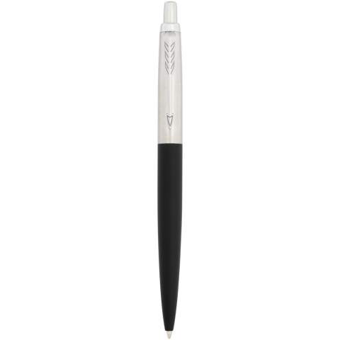 De Jotter XL collectie, een stijlvolle collectie pennen met alle kenmerken van de iconische Jotter, maar in een groter formaat. De lengte en de diameter van de pen zijn vergroot met 7%, voor een fijne schrijfervaring voor iedereen die de voorkeur geeft aan een grotere balpen.