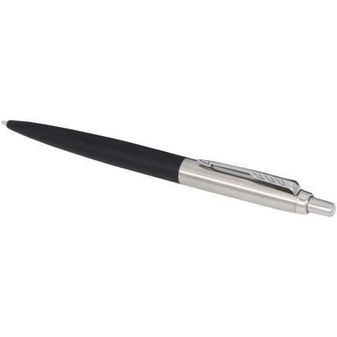 De Jotter XL collectie, een stijlvolle collectie pennen met alle kenmerken van de iconische Jotter, maar in een groter formaat. De lengte en de diameter van de pen zijn vergroot met 7%, voor een fijne schrijfervaring voor iedereen die de voorkeur geeft aan een grotere balpen.