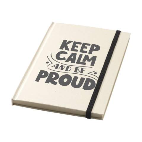 WoW! Exclusief notitieboek in A5-formaat, gemaakt van het gerecycled afval van de suikerrietplant. Met hardcover, 80 vel/160 pagina's gelinieerd papier (100 g/m²) en sluitelastiek. De cover en het papier zijn FSC® gecertificeerd. Het papier, waarin kleine vezels zichtbaar zijn, heeft een mooie lichtbruine kleur. Dit benadrukt het gebruik van natuurlijke materialen. Na de oogst van de suikerrietplant blijven de wortels van de plant in de grond en worden de stengels en bladeren verwerkt tot een residu dat gebruikt wordt voor het maken van papier. Een suikerrietplant haalt tijdens de groei CO2 uit de lucht en kan wel tot 10 jaar oud worden.