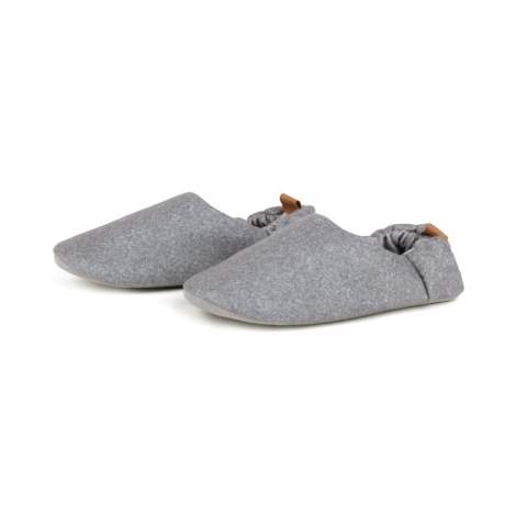 Entrez dans le confort de nos pantoufles Moulton. Fabriquées en polyester RCS, ces pantoufles offrent un maximum de confort et de style. Dotées d'un élastique à l'arrière, elles sont conçues pour s'adapter à plusieurs tailles et sont disponibles en deux options : S/M (tailles 36-40) et L/XL (tailles 41-45). Certifiée par RCS (Recycled Claim Standard), la certification RSC garantit que l'ensemble de la chaîne d'approvisionnement en matériaux recyclés est certifiée. Le contenu recyclé total est basé sur le poids total du produit. Ce produit contient 32 % (S/M) et 37 % (L/XL) de polyester recyclé certifié RCS.