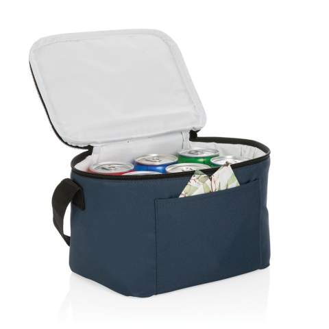 Kein Greenwashing! Erzählen Sie die wahre Geschichte über Nachhaltigkeit! Diese 300D RPET Kühltasche wurde mit AWARE™ Tracer versetzt. Mit AWARE™ wird die Verwendung von echten recycelten Gewebematerialien sowie die Angaben zur Wasserreduzierung durch disruptive physische Tracer und Blockchain-Technologie garantiert. Sparen Sie Wasser und verwenden Sie echte recycelte Stoffe. Mit dieser Kühltasche sparen Sie bereits 2,32 Liter Wasser, hergestellt wurde sie aus 3,9 PET Flaschen ( 500ml). Die Tasche fasst 6 Dosen, hat eine Vortasche sowie einen Tragegriff. Weiterhin werden 2% des Erlöses jedes verkauften Impact-Produkts an Water.org gespendet. Die Wassereinsparungen basieren auf Zahlen im Vergleich zu herkömmlichen Fasern. Diese berechnete Angabe basiert auf zuverlässigen Ökobilanzdaten, die von Textile Exchange in ihren Material Snapshots 2016 veröffentlicht wurden.