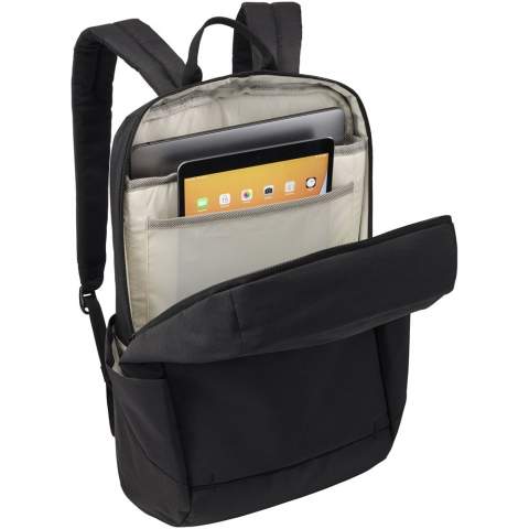 Ein stilvoller Rucksack mit viel Platz, einem gepolsterten Rückenteil und Schultergurten für optimalen Komfort. Mit einem gepolsterten Fach für ein 16"-MacBook® oder einen 15,6"-Laptop, einem speziellen Einschubfach für ein 10,5"-Tablet und mehreren Fächern für die Aufbewahrung und den einfachen Zugriff auf kleinere Gegenstände.