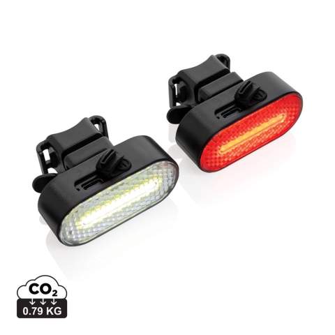 Set d'éclairage de vélo rechargeable par USB en ABS recyclé certifié RCS. Cet ensemble se compose d'un feu avant et d'un feu arrière. La lampe à 1W a une autonomie de 2,5 heures avec une seule charge. Lorsque la lampe est vide, elle peut facilement être rechargée via une entrée type C en 1 heure. Batterie de 400mAh. 60 Lumens. Les lampes ont 5 modes d'éclairage: clignotement fort, moyen, lent, clignotement rapide et respiration. Contenu recyclé total : 43 % sur la base du poids total de l'article. La certification RCS garantit une chaîne d'approvisionnement entièrement certifiée pour les matériaux recyclés. Câble de charge Type C de 120 cm inclus, fabriqué en TPE recyclé certifié RCS. Sans PVC. Emballé dans un emballage sans plastique FSC mix. Etanchéité IPX 4.<br /><br />Lightsource: COB LED<br />LightsourceQty: 9<br />PVC free: true