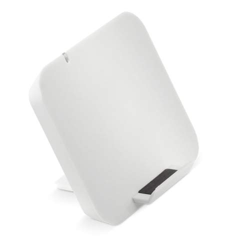 Cette station de recharge sans fil 5W peut être utilisée comme support ou comme support de téléphone. Connectez le tapis à une alimentation et rechargez votre téléphone facilement sans utiliser de câble. Le produit a une finition douce et il est possible de faire un marquage digital.
