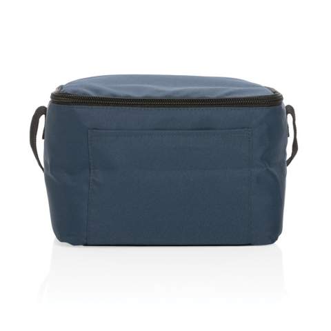 Kein Greenwashing! Erzählen Sie die wahre Geschichte über Nachhaltigkeit! Diese 300D RPET Kühltasche wurde mit AWARE™ Tracer versetzt. Mit AWARE™ wird die Verwendung von echten recycelten Gewebematerialien sowie die Angaben zur Wasserreduzierung durch disruptive physische Tracer und Blockchain-Technologie garantiert. Sparen Sie Wasser und verwenden Sie echte recycelte Stoffe. Mit dieser Kühltasche sparen Sie bereits 2,32 Liter Wasser, hergestellt wurde sie aus 3,9 PET Flaschen ( 500ml). Die Tasche fasst 6 Dosen, hat eine Vortasche sowie einen Tragegriff. Weiterhin werden 2% des Erlöses jedes verkauften Impact-Produkts an Water.org gespendet. Die Wassereinsparungen basieren auf Zahlen im Vergleich zu herkömmlichen Fasern. Diese berechnete Angabe basiert auf zuverlässigen Ökobilanzdaten, die von Textile Exchange in ihren Material Snapshots 2016 veröffentlicht wurden.