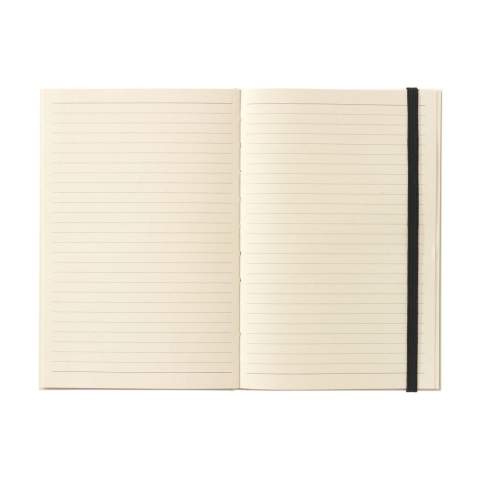 WoW! Exclusief notitieboek in A5-formaat, gemaakt van het gerecycled afval van de suikerrietplant. Met hardcover, 80 vel/160 pagina's gelinieerd papier (100 g/m²) en sluitelastiek. De cover en het papier zijn FSC® gecertificeerd. Het papier, waarin kleine vezels zichtbaar zijn, heeft een mooie lichtbruine kleur. Dit benadrukt het gebruik van natuurlijke materialen. Na de oogst van de suikerrietplant blijven de wortels van de plant in de grond en worden de stengels en bladeren verwerkt tot een residu dat gebruikt wordt voor het maken van papier. Een suikerrietplant haalt tijdens de groei CO2 uit de lucht en kan wel tot 10 jaar oud worden.
