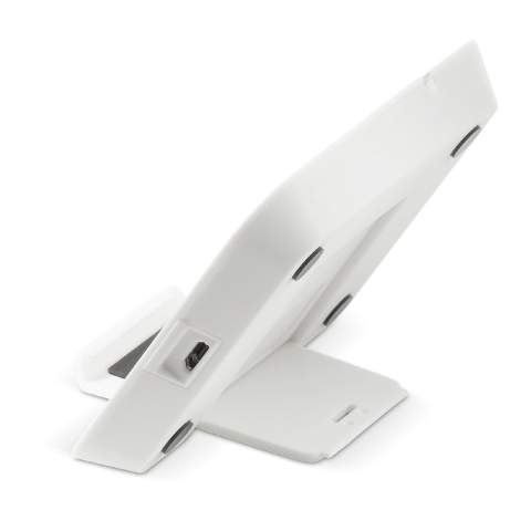 Cette station de recharge sans fil 5W peut être utilisée comme support ou comme support de téléphone. Connectez le tapis à une alimentation et rechargez votre téléphone facilement sans utiliser de câble. Le produit a une finition douce et il est possible de faire un marquage digital.