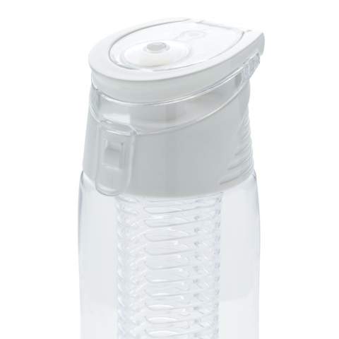 Trendige Aromaflasche, um Ihr Wasser nach Ihrem Geschmack mit Ihren Lieblingsfrüchten zu aromatisieren. Die Flasche aus Tritan ist kratzfest und widerstandsfähig. Der Deckel aus ABS hat ein Verschlusssystem mit dem Sie Ihr Getränk überall hin sicher transportieren können. 700ml Fassungsvermögen. Nur Handwäsche.