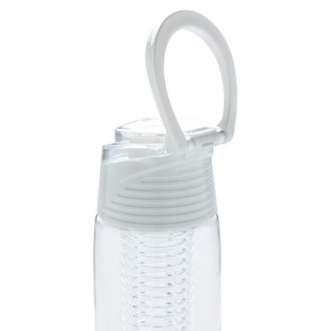 Trendige Aromaflasche, um Ihr Wasser nach Ihrem Geschmack mit Ihren Lieblingsfrüchten zu aromatisieren. Die Flasche aus Tritan ist kratzfest und widerstandsfähig. Der Deckel aus ABS hat ein Verschlusssystem mit dem Sie Ihr Getränk überall hin sicher transportieren können. 700ml Fassungsvermögen. Nur Handwäsche.