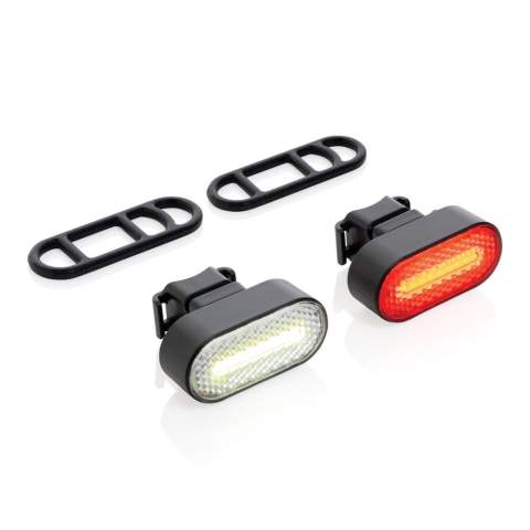 Set d'éclairage de vélo rechargeable par USB en ABS recyclé certifié RCS. Cet ensemble se compose d'un feu avant et d'un feu arrière. La lampe à 1W a une autonomie de 2,5 heures avec une seule charge. Lorsque la lampe est vide, elle peut facilement être rechargée via une entrée type C en 1 heure. Batterie de 400mAh. 60 Lumens. Les lampes ont 5 modes d'éclairage: clignotement fort, moyen, lent, clignotement rapide et respiration. Contenu recyclé total : 43 % sur la base du poids total de l'article. La certification RCS garantit une chaîne d'approvisionnement entièrement certifiée pour les matériaux recyclés. Câble de charge Type C de 120 cm inclus, fabriqué en TPE recyclé certifié RCS. Sans PVC. Emballé dans un emballage sans plastique FSC mix. Etanchéité IPX 4.<br /><br />Lightsource: COB LED<br />LightsourceQty: 9<br />PVC free: true