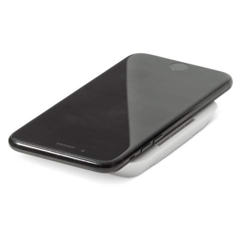 Cette station de recharge sans fil 5W peut être utilisée comme support ou comme support de téléphone. Connectez le tapis à une alimentation et rechargez votre téléphone facilement sans utiliser de câble. Le produit a une finition douce et il est possible de faire un marquage digital.