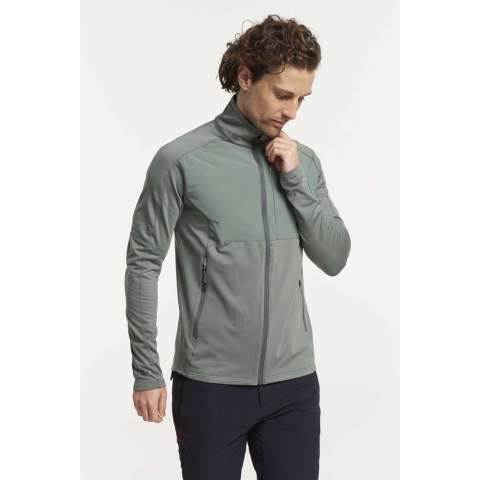De TXlite Windblock Full Zip is perfect om te dragen als een op zichzelf staand jack met volledige ritssluiting in je actieve dagelijkse leven of onder een shelljack tijdens avonturen in de wildernis op koudere dagen. Het is voorzien van Tensons sneldrogende, zachte en flexibele Power Comfort-stof plus een lichtgewicht windblokkerende stof op de borst om je warm te houden als de wind waait. De zakken zijn voorzien van ritssluitingen zodat je je spullen gemakkelijk kunt opbergen zonder risico dat ze eruit vallen.