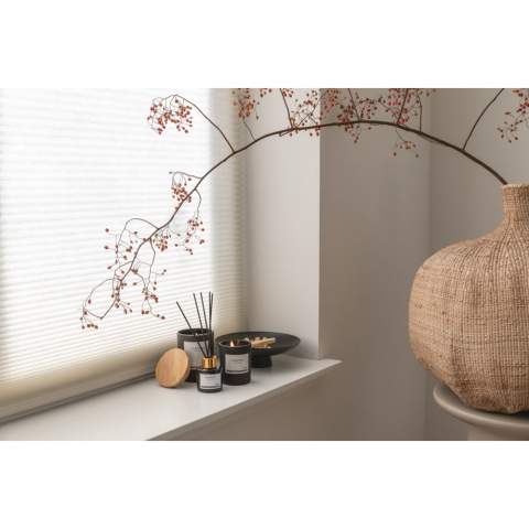 Bougie parfumée Ukiyo présentée dans un pot élégant avec un couvercle en bambou. Parfum de jasmin pour créer de la chaleur et du confort dans votre maison.