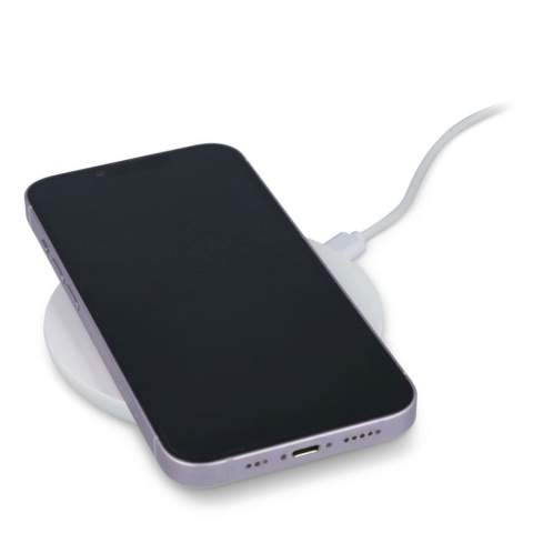 Laad je telefoon snel en efficiënt op met deze 15 W draadloze oplader gemaakt van gerecycled ABS+PC. Een LED-indicator geeft de oplaadstatus aan, terwijl de meegeleverde USB-C kabel van 100 cm voor gebruiksgemak zorgt. Ondersteunt alleen 10 W / 15 W draadloos snelladen met een QC- of PD-adapter.